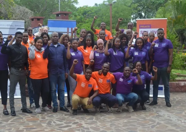 Grupo de participantes reunidos numa actividade do projeto SOU JOVEM